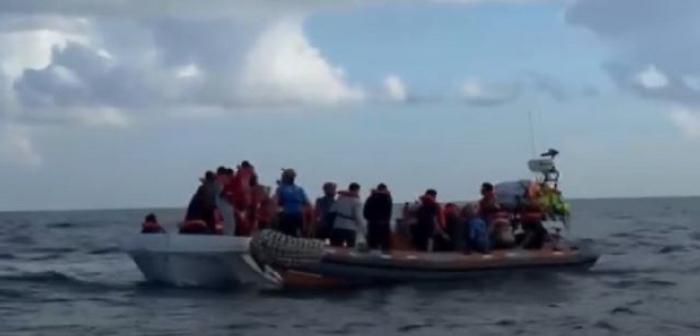 Migranti, la ong Mediterranea salva 65 persone a largo della Libia: la maggior parte vengono dal Sudan, hanno segni di violenze subite