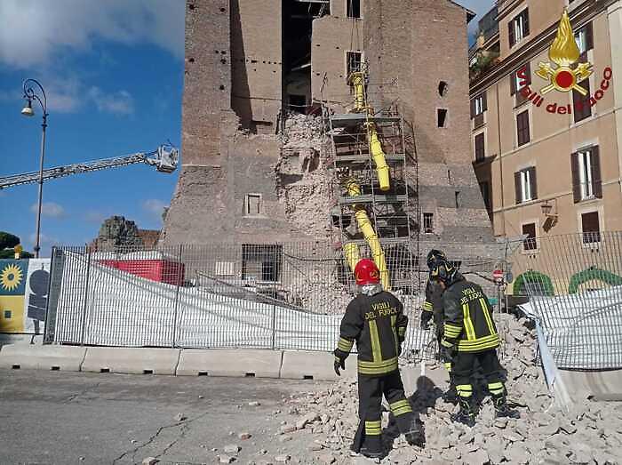 Crolla torre medioevale ai Fori Imperiali a Roma: operai sepolti sotto le macerie