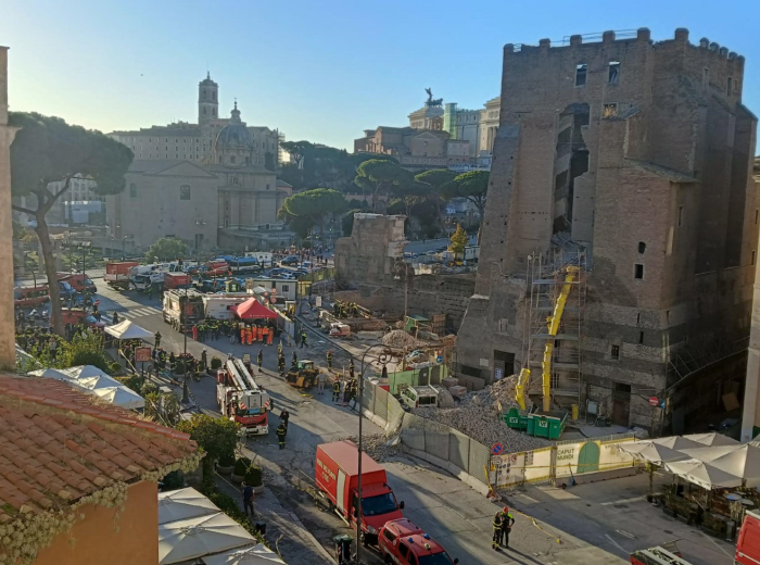 Battaglia contro il tempo ai Fori Imperiali: vigili del fuoco cercano di estrarre vivo un operaio romeno di 66 anni