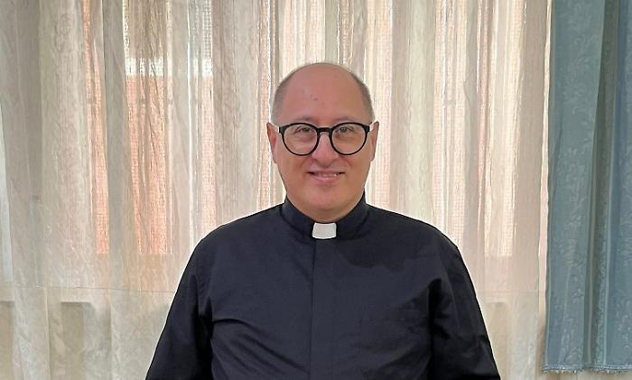 Gela, il prete accoltellato torna in parrocchia. La zia dell'aggressore: «Serve un'assistenza capillare»