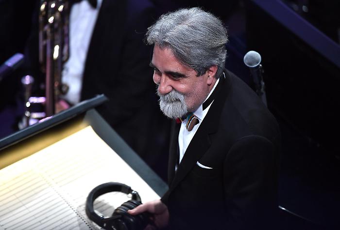 Addio al maestro Beppe Vessicchio, storico direttore d'orchestra di Sanremo