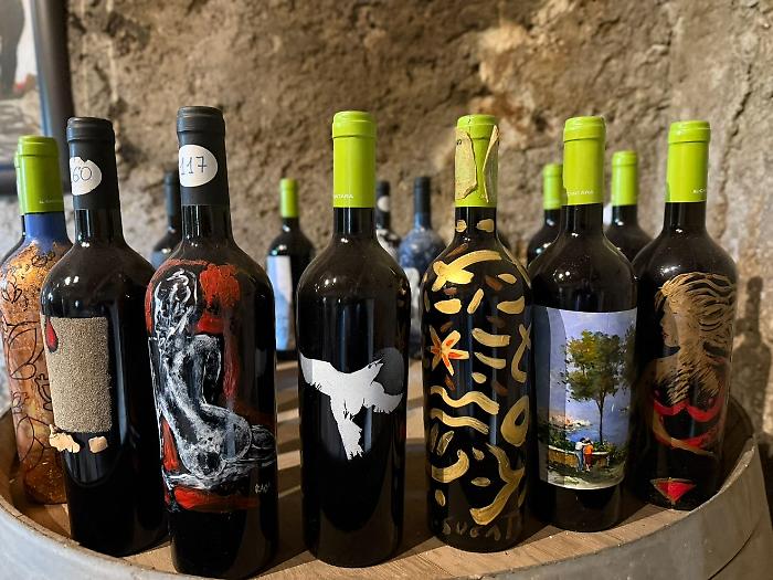 Tele d'autore dai filtri del vino nell'asta solidale “Poesie da Bere”