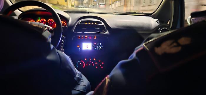 Fa una diretta social mentre vìola il divieto di avvicinamento alla ex. E finisce in carcere