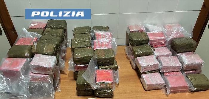 La Fiat 500 imbottita di hashish e la donna "corriere": nel telefonino i segreti del committente 