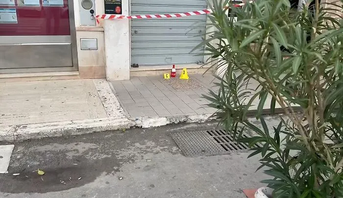 Palermo, l'ombra del racket a Sferracavallo: bottiglie di benzina davanti a cinque attivit&agrave; 