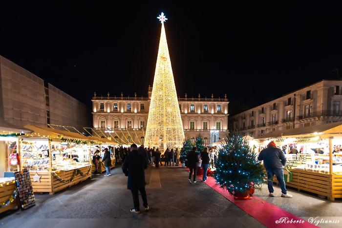 A Catania si accende il Natale: un albero di 22 metri illumina piazza Universit&agrave; 