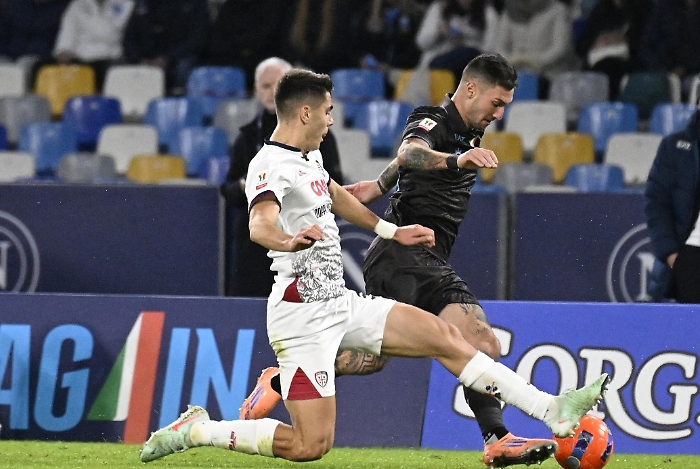 Conte suda le sette camicie: il Napoli elimina il Cagliari solo ai rigori