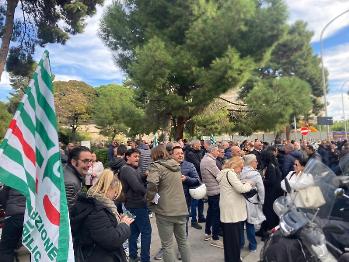 Servizi ausiliari Sicilia, la protesta del personale part time: "Impossibile vivere con 800 euro al mese"