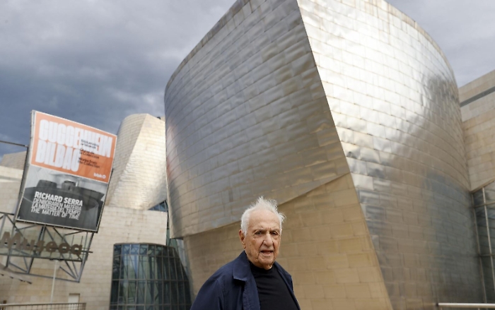 Addio a Frank Gehry, il gigante dell'architettura che piegò il titanio e rifondò le città