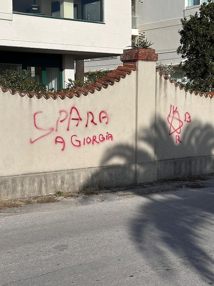 &laquo;Spara a Giorgia&raquo;: scritta intimidatoria contro premier su lungomare toscano. Il centrodestra insorge