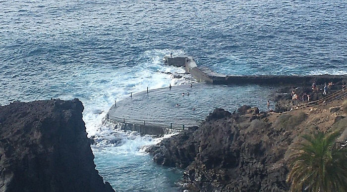 Tenerife, la piscina che si &egrave; trasformata in un frullatore d&rsquo;Atlantico
