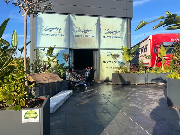 Fiamme in un'attivit&agrave; commerciale di Gela appena aperta: si indaga sulle cause del rogo 