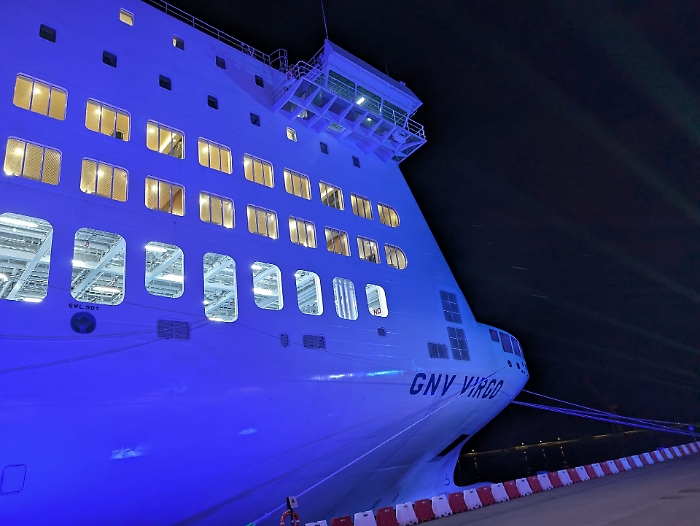 Beppe Fiorello, Federica Pellegrini ed Eleonora Abbagnato "battezzano" il primo eco-traghetto per Genova