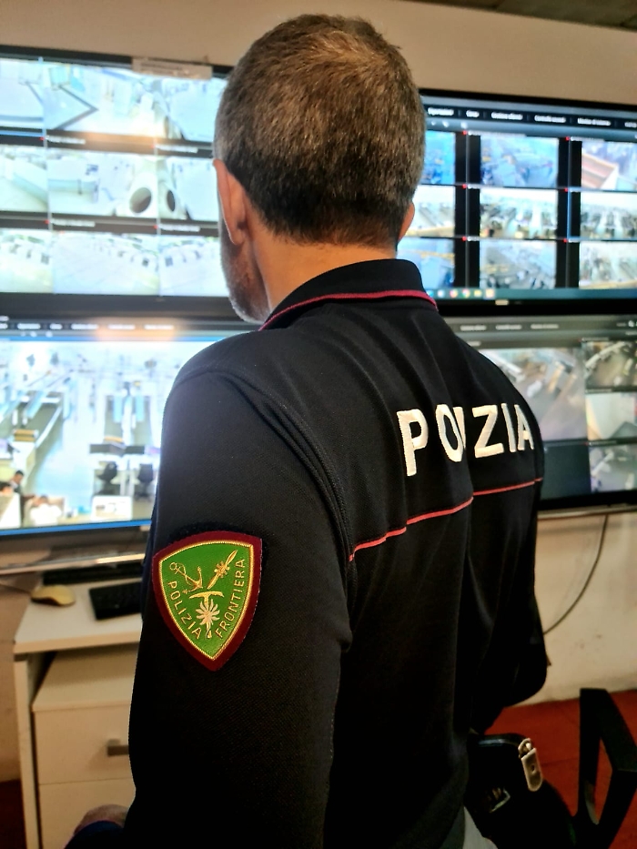 Ruba uno smartwatch da 600 euro al Terminal C dell'aeroporto: denunciato 