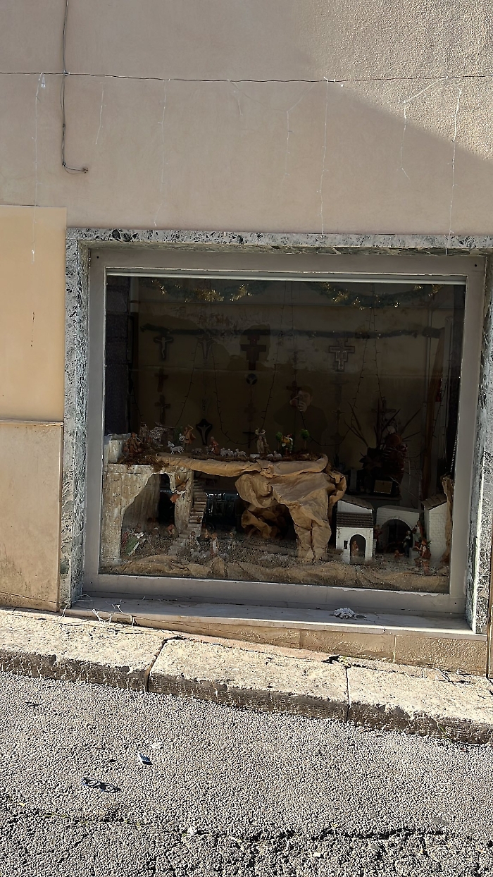 I ladri del Natale continuano a scorrazzare a Comiso, rubate luci e decorazioni a una vetrina