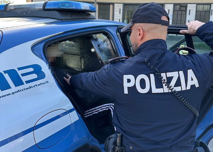 Tentato furto d'auto a Catania: 52enne bloccato con frangivetro e dispositivo elettronico