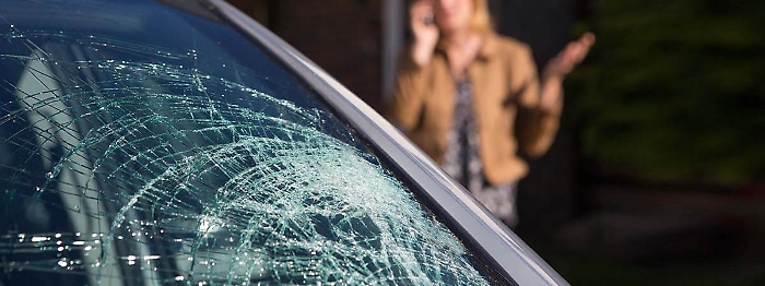 Raid mirato: devastata l&rsquo;autovettura di un professionista 