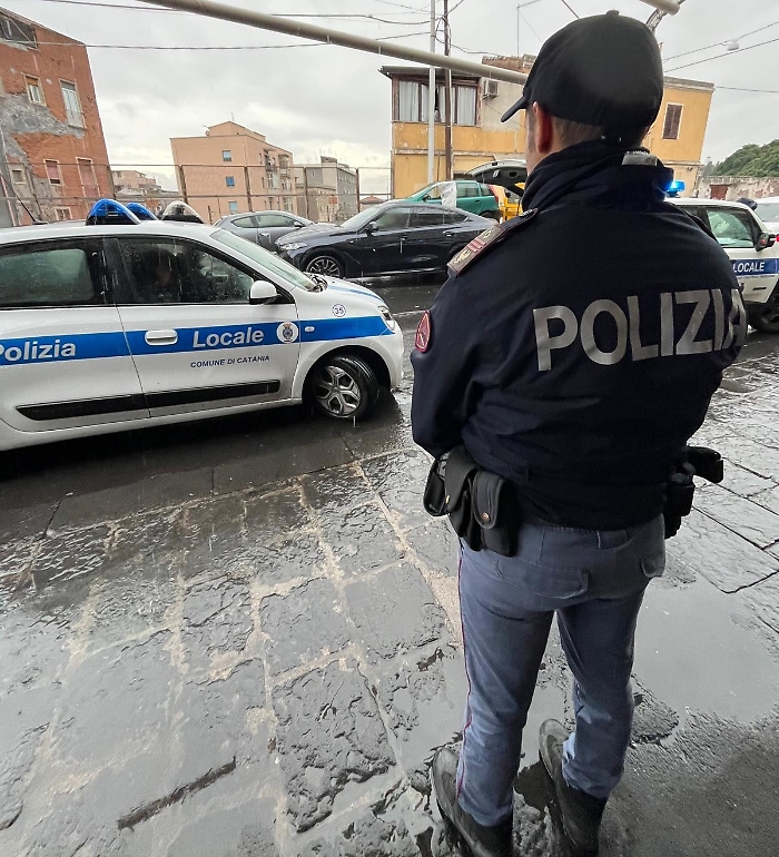 Il quartiere San Cristoforo "cinturato": raffica di multe e sequestri da polizia e vigili urbani