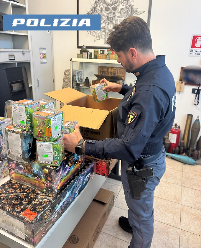 Denunciato a Misterbianco per vendita abusiva di fuochi d'artificio: polizia sequestra e mette in sicurezza il materiale