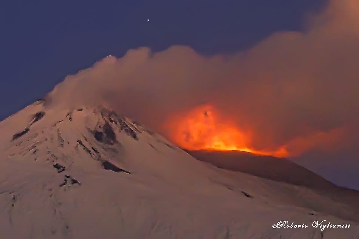 Vona rosso sull'Etna con fontane di lava e nube di cenere: cambia lo scenario dell'eruzione