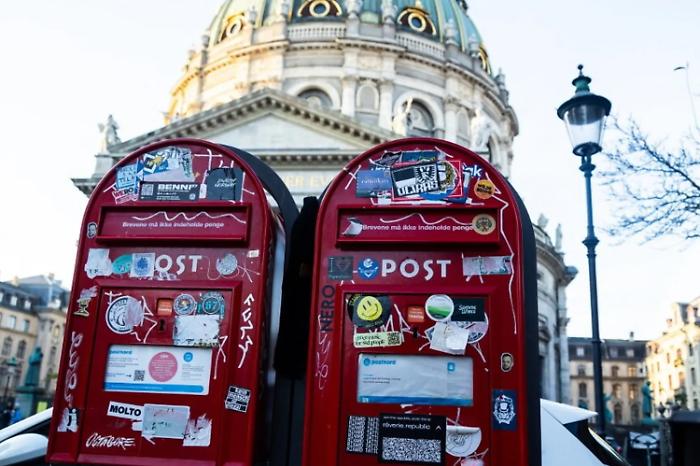 Addio alle cassette rosse: la Danimarca volta pagina sulla posta. E quelle 1.200 &ldquo;icone&rdquo; diventano beneficenza