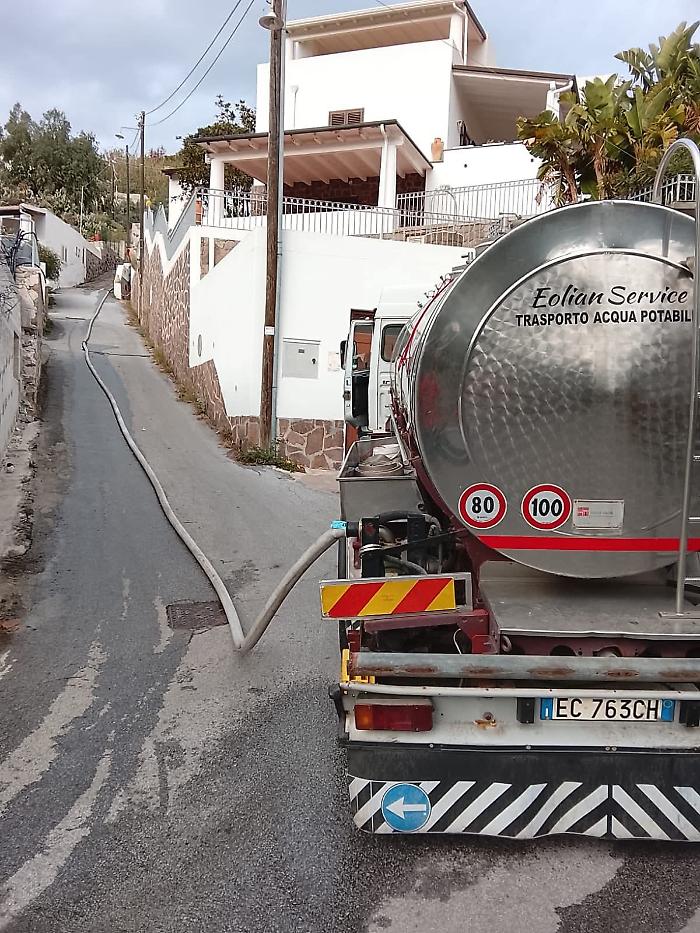 Lipari in ginocchio per la crisi idrica: dissalatore guasto, navi cisterna e autobotti a supporto