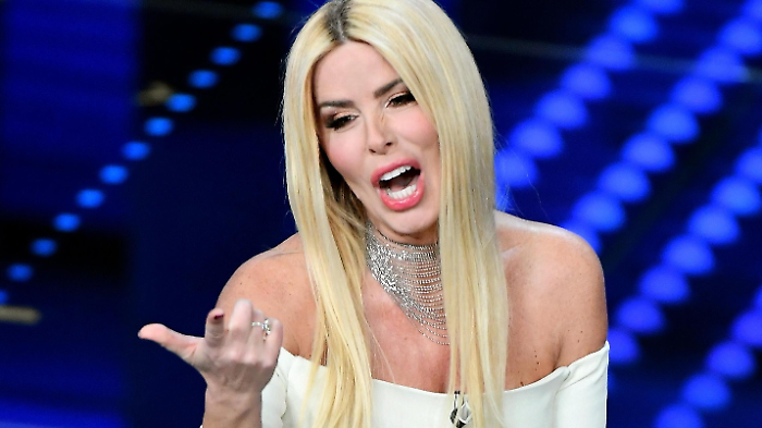 &ldquo;Un attimo e il pavimento si &egrave; avvicinato&rdquo;: il malore di Loredana Lecciso alla Centrale di Milano, la corsa verso Domenica In e il ringraziamento alla Polfer