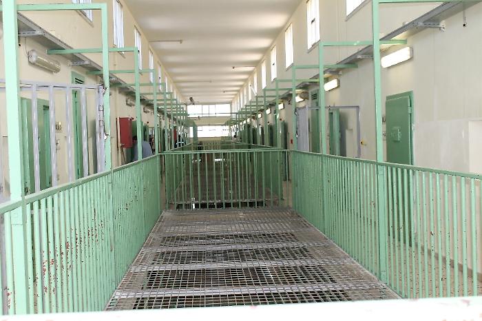 Fiamme in cella per ottenere il trasferimento: tre agenti intossicati al carcere di Trapani
