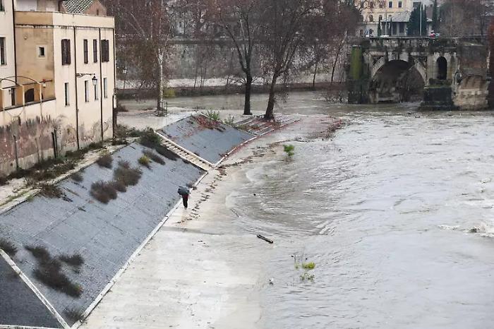 Maltempo in Italia: Aniene in piena a Roma, bora a Trieste e la Befana annullata a Firenze