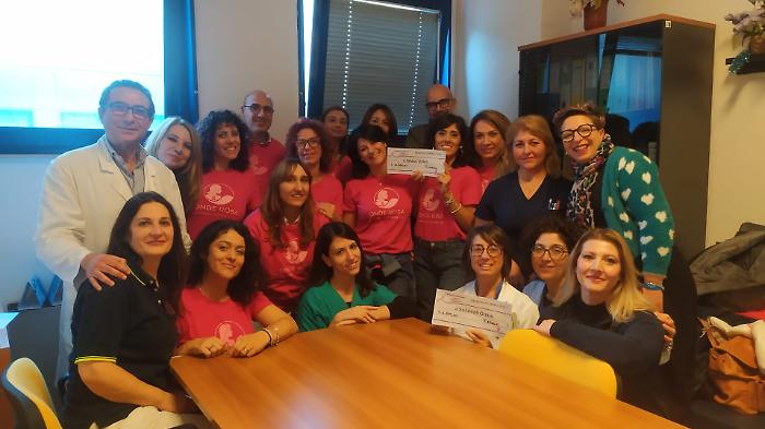Onde Rosa consegna il ricavato della camminata solidale e in Oncologia acquistano attrezzature per l&rsquo;assistenza sanitaria