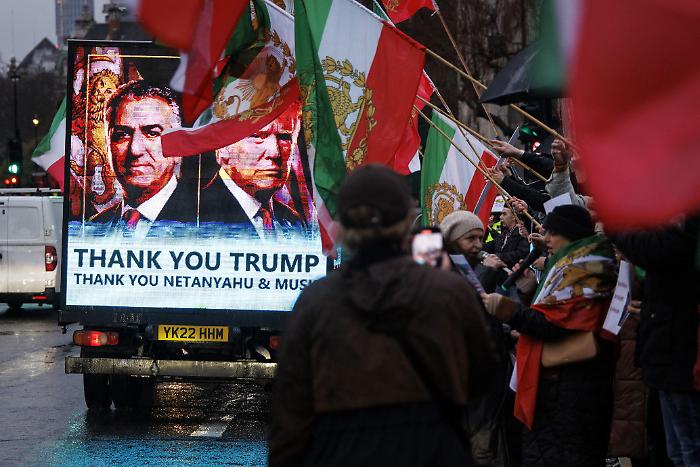 Trump promette aiuti, non meglio precisati, all'iran e minaccia dazi al 25% con chi commercia con Theran