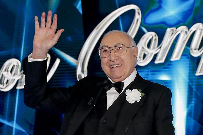 Sanremo, l&rsquo;idea che divide: una statua per Pippo Baudo. Ma prima serve il s&igrave; della famiglia