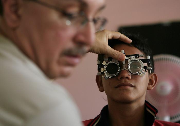 Miopia, l&rsquo;epidemia silenziosa: perch&eacute; vediamo sempre peggio da lontano e come invertire la rotta