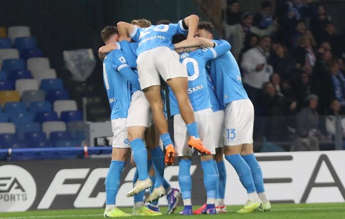 Il Napoli risponde all'Inter: 1 a 0 al Sassuolo ma si fermano Elmas e Rrahmani