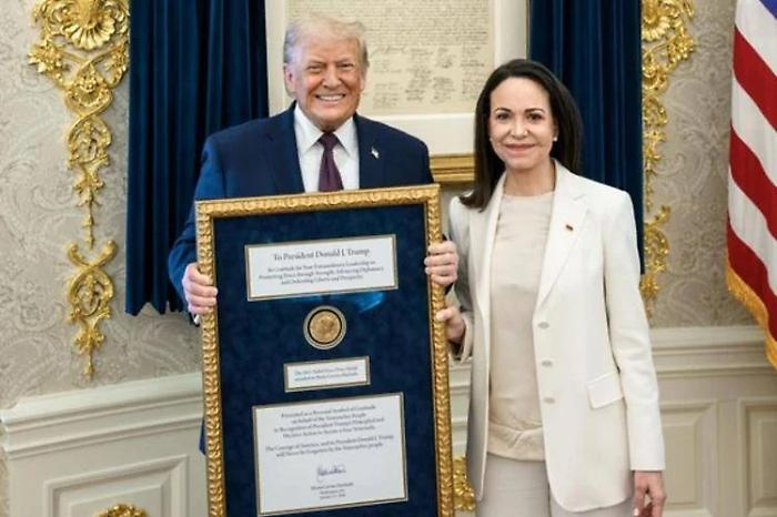 &ldquo;Un Nobel in cornice nello Studio Ovale&rdquo;: perch&eacute; Mar&iacute;a Corina Machado ha consegnato la sua medaglia a Donald Trump e cosa significa davvero