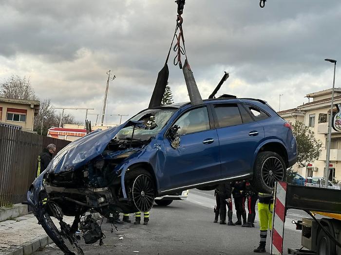 Volo di 10 metri e schianto per un'auto con cinque giovani a bordo: tutti feriti di cui uno gravemente
