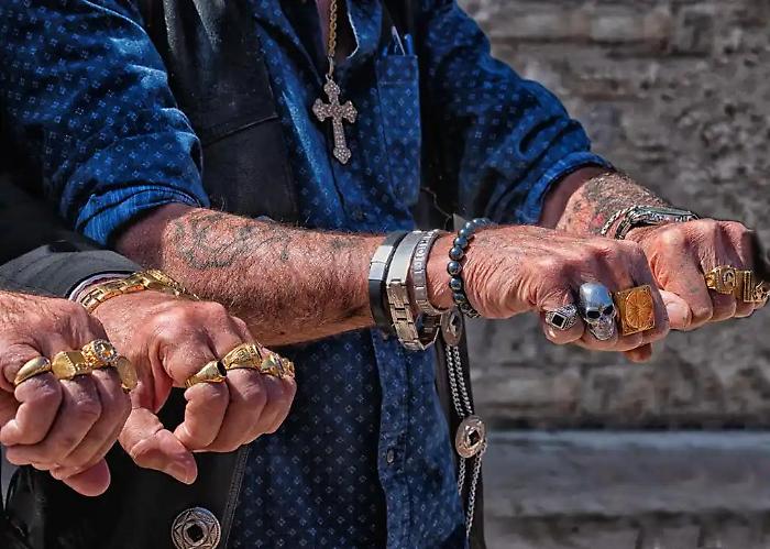 "I figli del vento", un libro sul raduno del popolo gitano a Saintes Maries de la Mer tra fede e natura