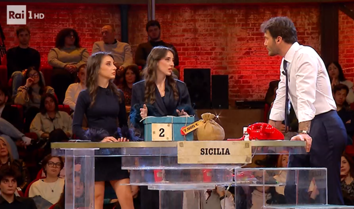 Affari Tuoi, il destino beffardo di due &ldquo;gemelle&rdquo;: la serata di Ester e Federica finisce senza premio, ma non senza storia