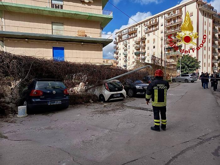 Crolla un muro a Palermo, paura in via Nairobi: un ferito