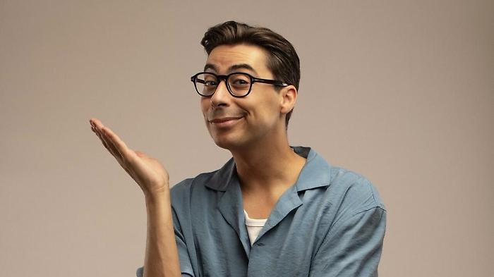 Claudio Casisa: il comico palermitano conquista il pubblico del Festival con la sua simpatia e la sua ironia