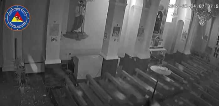 Il terremoto di Ragalna, il video della telecamera interna alla chiesa: un boato e il crollo di gessi e intonaci