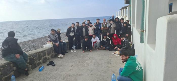 Migranti, insolito sbarco a Filicudi: in 19 "abbandonati" sull'isola 
