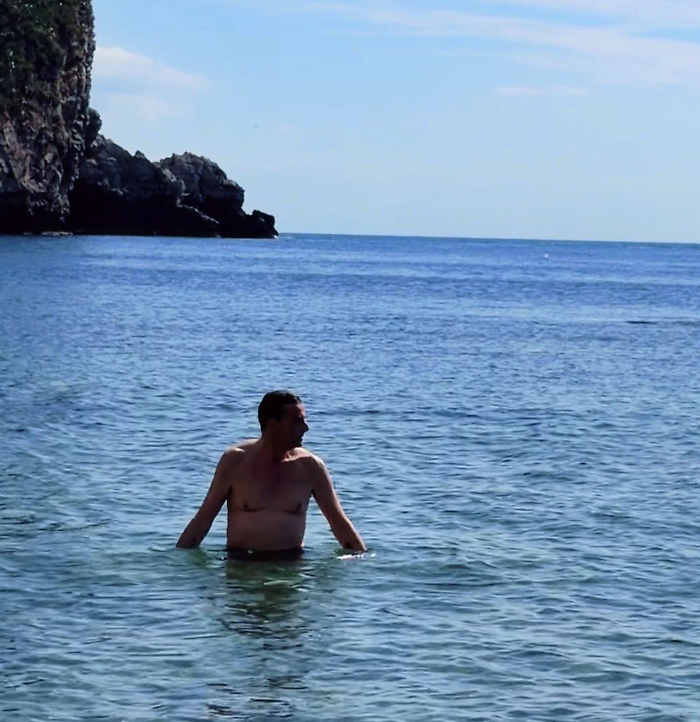 Primo bagno al mare in Sicilia per Carlo Calenda: un giorno di relax lontano dalla politica