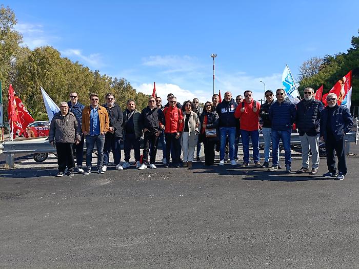 Fine contratto e badge disattivati: monta la protesta delle guardie giurate  davanti ai cancelli di EniMed