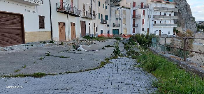 Sutera, il quartiere sospeso sull'abisso: crepe, sgomberi e case inagibili
