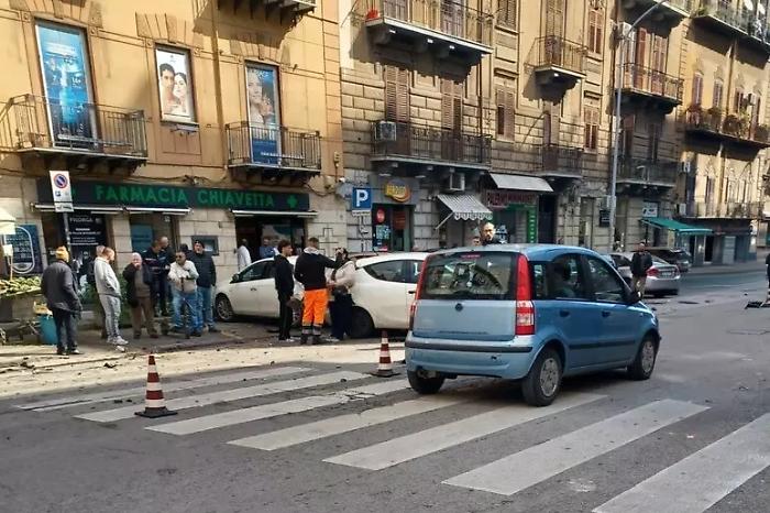 Finisce con l'auto su tre veicoli parcheggiati: tre feriti