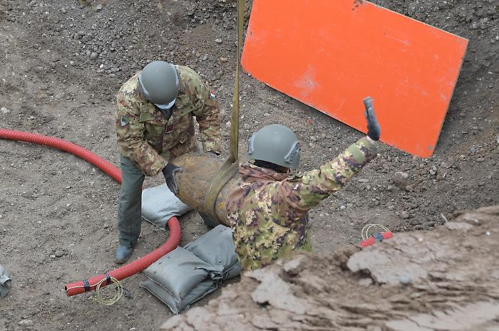 Ordigno bellico in spiaggia a Campofelice di Roccella: artificieri al lavoro, divieto di avvicinamento per Pasqua