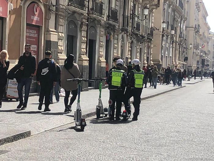 Catania, la polizia in monopattino arresta ladro d'auto in piazza San Francesco