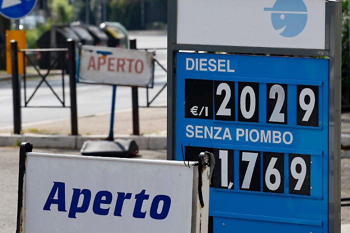 Carburanti, la discesa pi&ugrave; lenta del sollievo: perch&eacute; alla pompa i prezzi restano alti anche quando il petrolio frena