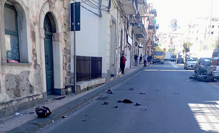 Scontro tra scooter e moto a Giardini Naxos: diciassettenne trasferito in stato di incoscienza al Cannizzaro